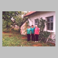 075-1012 Hanna Hessing, Renate Glueckslederer und Erika Schaufel im Vorgarten des elterlichen Hauses.jpg